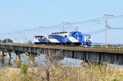 斐伊川（ひいかわ）を渡るトロッコ列車