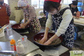 そば粉と水を混ぜる