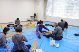 しめ縄づくり写真