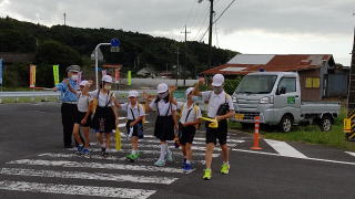 交通安全運動小学生見守り