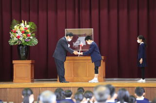 児童へ地区から記念品贈呈