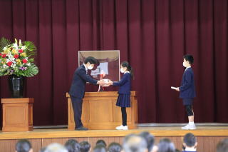 仲よし会から記念品贈呈