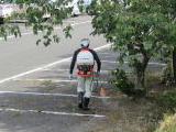 除草剤散布中の様子
