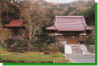 西円寺とサルスベリ(鐘楼脇)