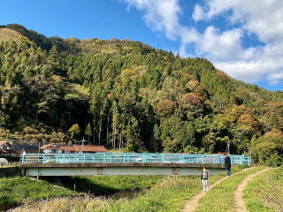 原町内の青い橋と親子