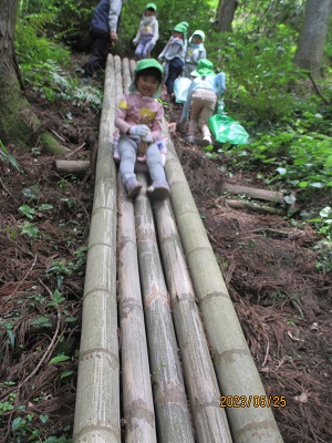 里山の滑り台　すごいスピードだよ