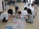 新聞ドーム作りの様子１