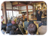 岡田住職の法話の様子