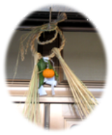 しめ縄を飾っている様子