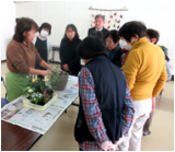 寄せ植えのコツを聞く様子