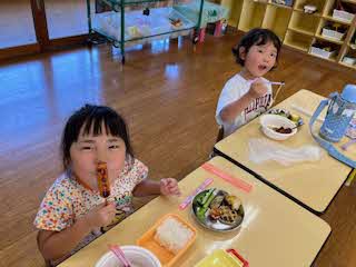 バーベキューを食べている写真３