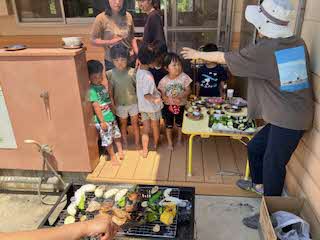 バーベキューを焼いている写真