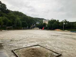 雨の園庭