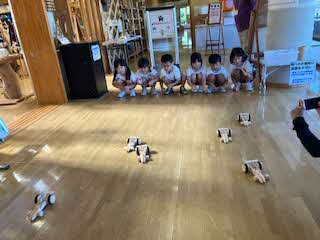 作った車を走らせる写真