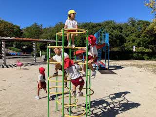 遊具であそぶ園児