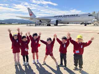 飛行機と園児