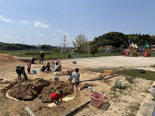 園庭で、子どもたちのおみこし