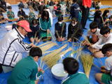 寿会の先生に学ぶしめ縄づくり