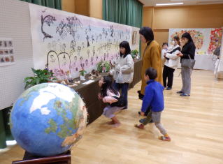 保育園作品と観覧者