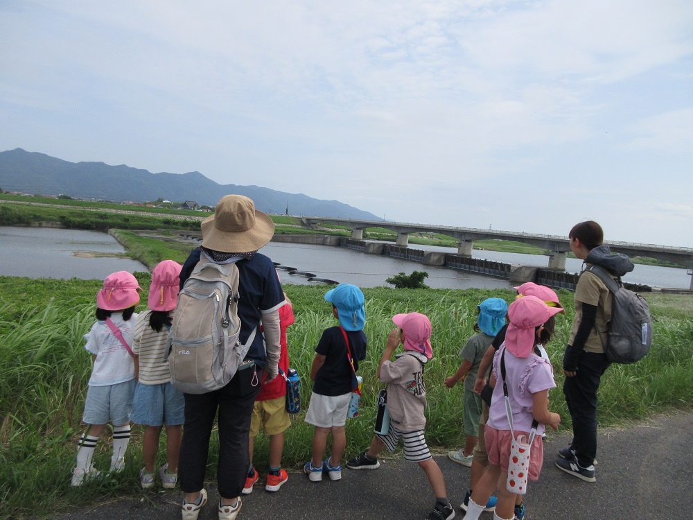 神戸川を眺める園児の様子