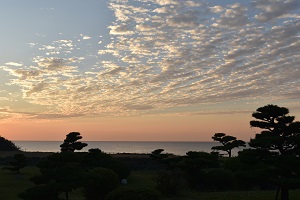 多伎コミュニティセンター庭夕日写真