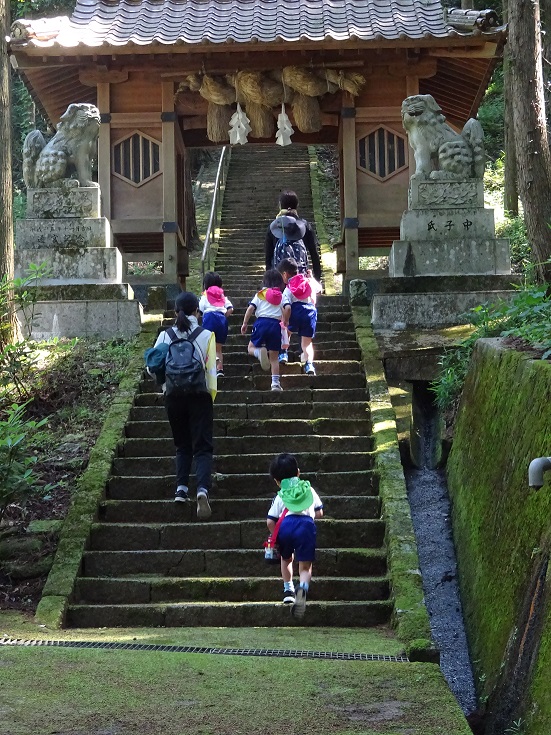市森神社の長い階段