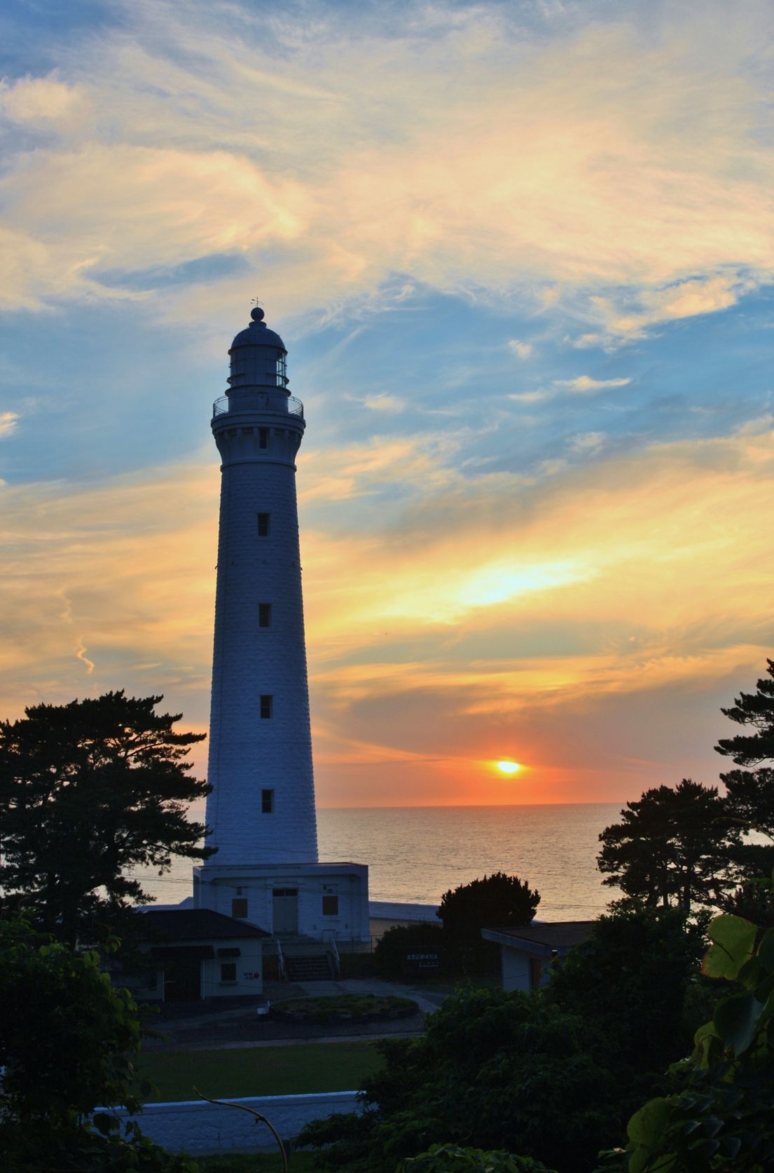 出雲日御碕灯台と夕日