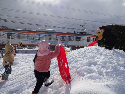 雪遊びと電車