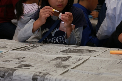 貝殻ネックレス作りに挑戦する子どもの手元の写真