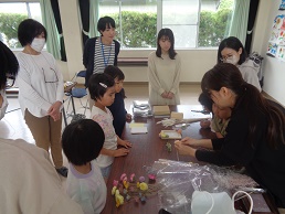 お花を選ぶ参加者