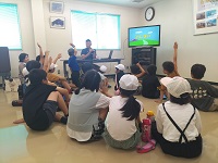 防災航空隊について勉強する様子