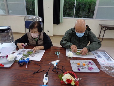 一生懸命に制作する様子の写真