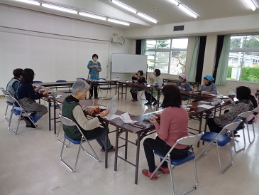 料理を食べながらお話を聞く様子