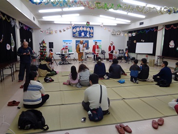 わくわくバンドの演奏を楽しむ会場の様子