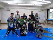 しめ縄完成の記念写真