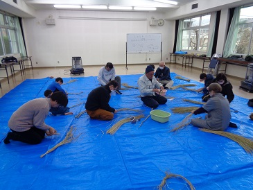 しめ縄を制作する様子の写真