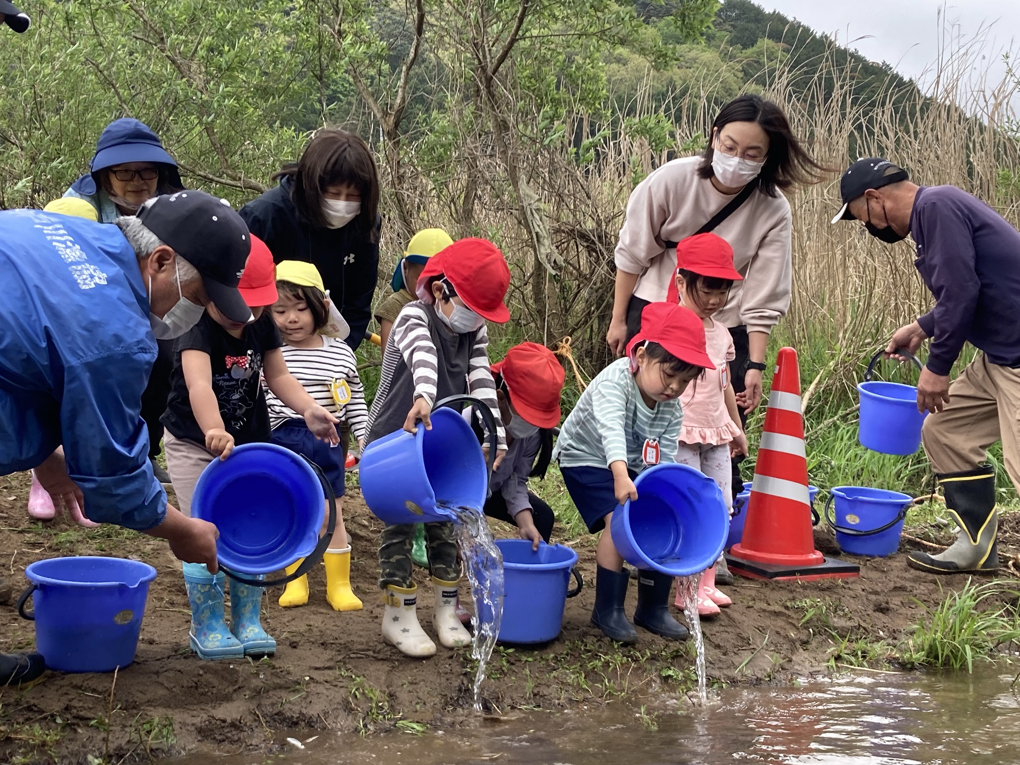 鮎の放流写真　年中