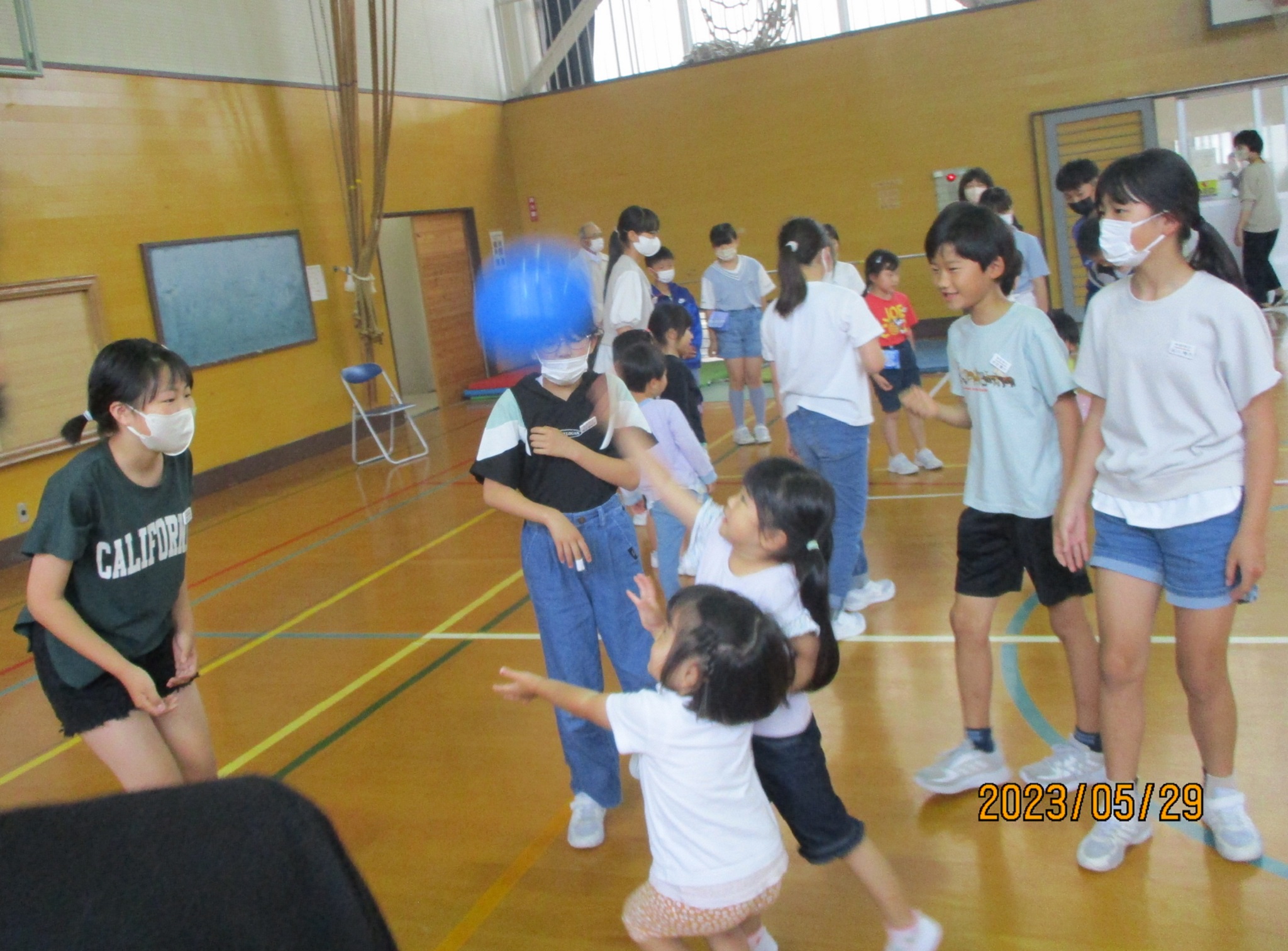 なかよし班顔合わせ会（風船バレー）