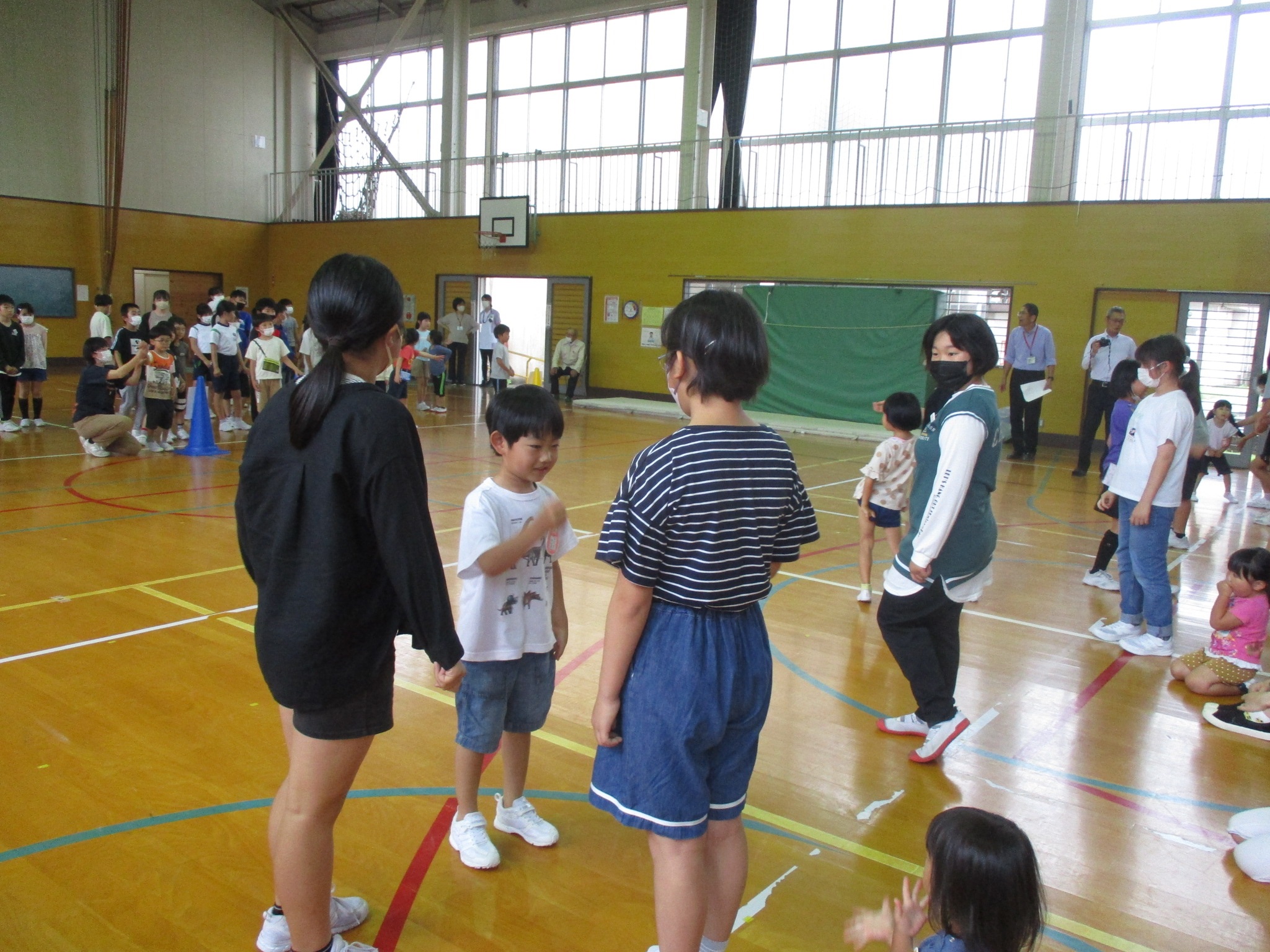 なかよし班顔合わせ会（じゃんけんリレー）