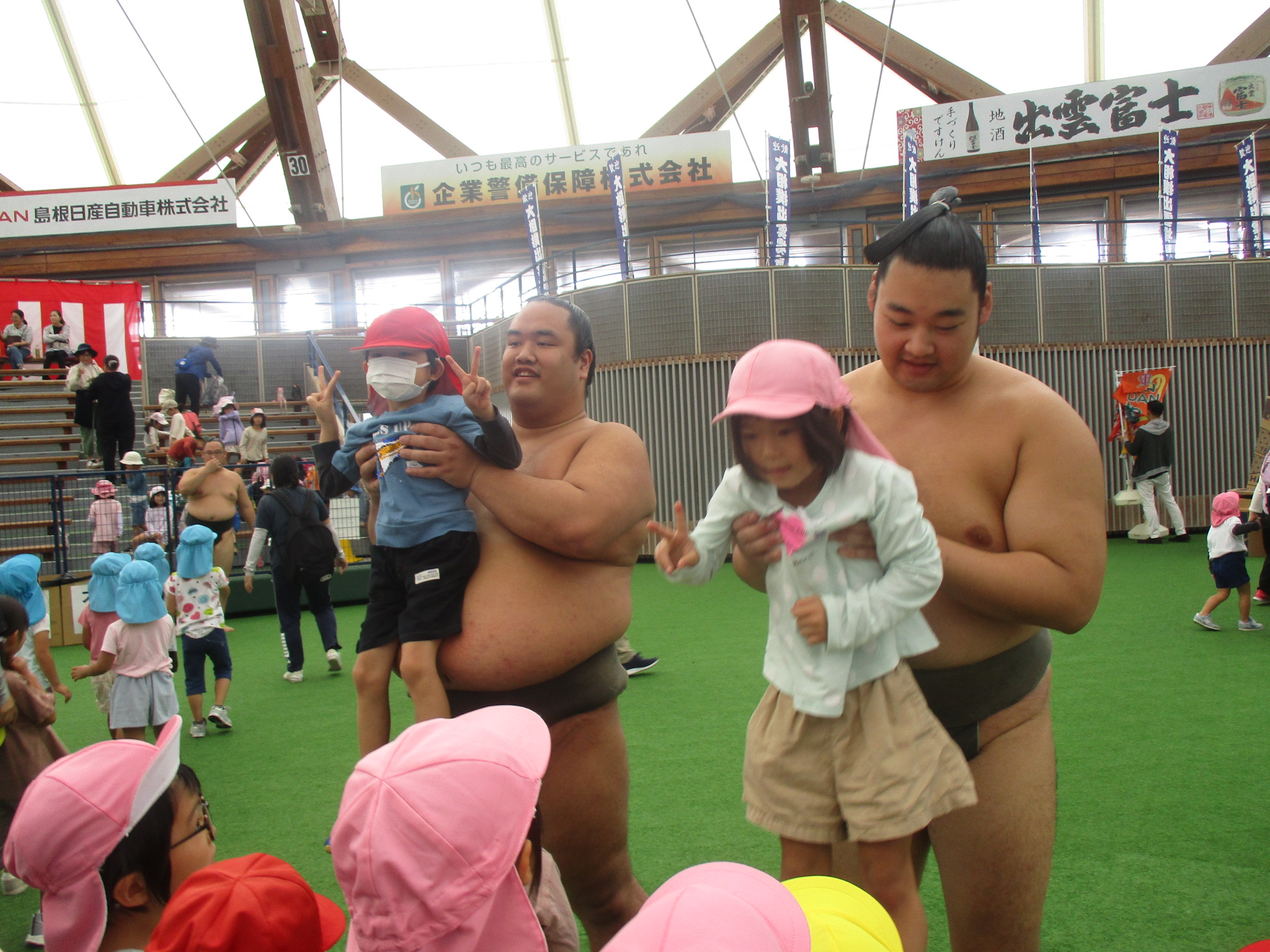 大相撲出雲場所　おすもうさんに抱っこしてもらっている写真