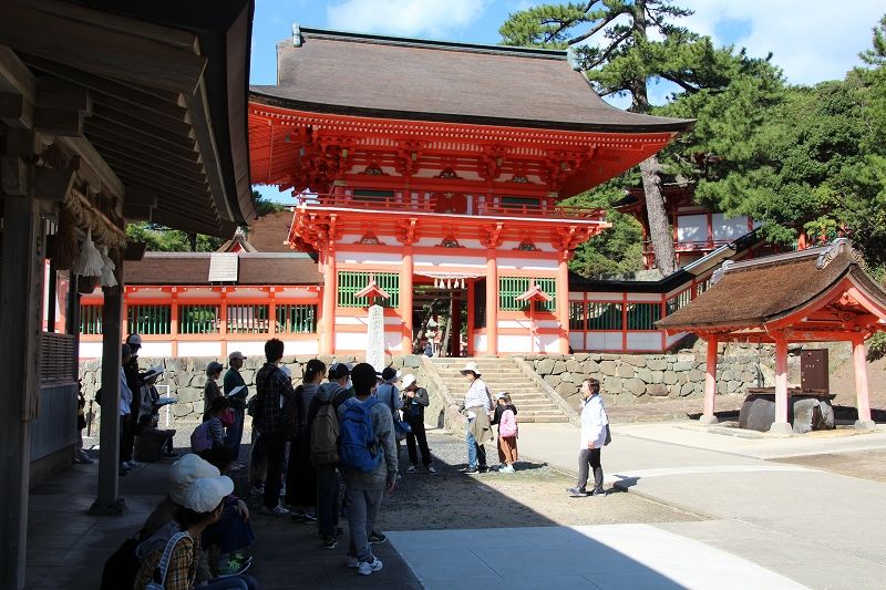 日御碕神社のガイドの様子の写真