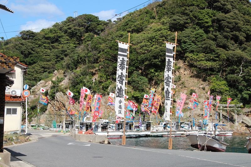 宇龍祭りの大漁旗を掲げたたくさんの船の写真