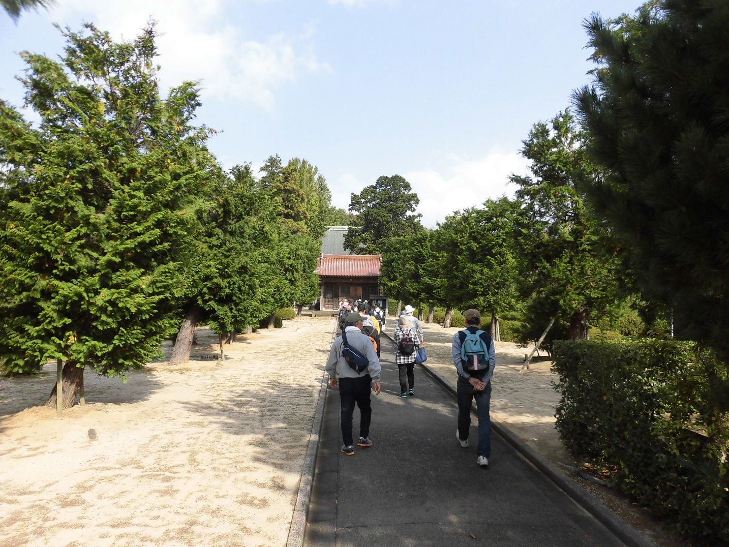 神門寺を歩く受講者の様子