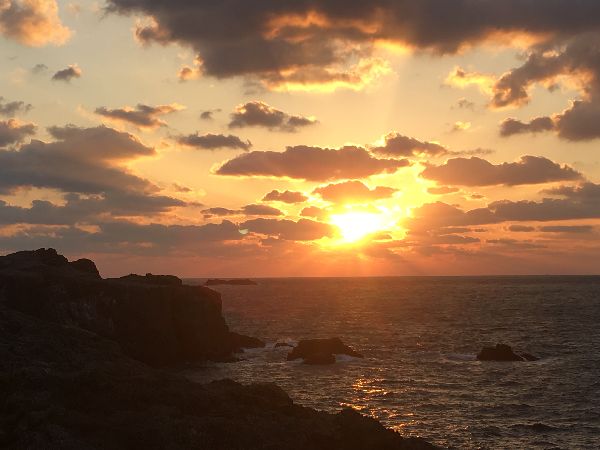 日御碕の海岸から見た夕日の写真