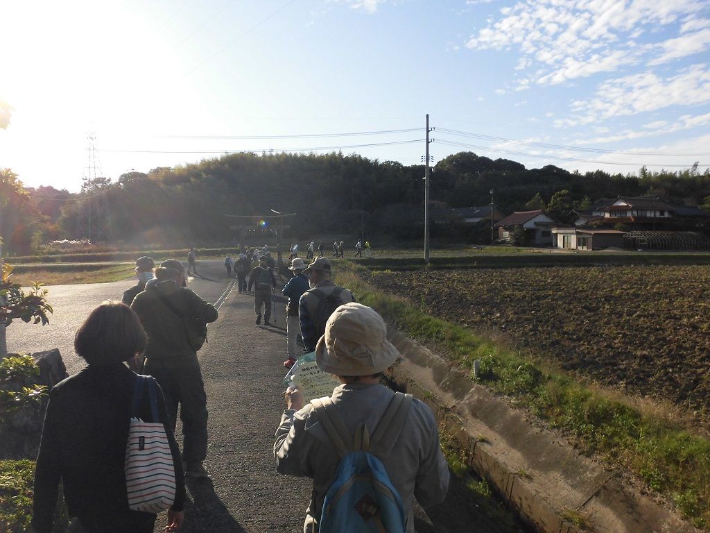 御井神社を出発して歩く受講者の写真