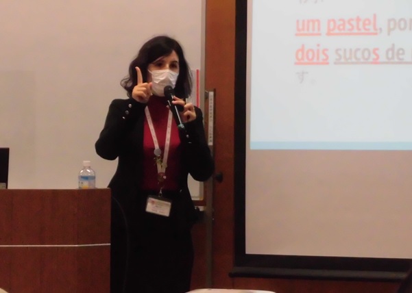 ポルトガル語について話す講師の写真