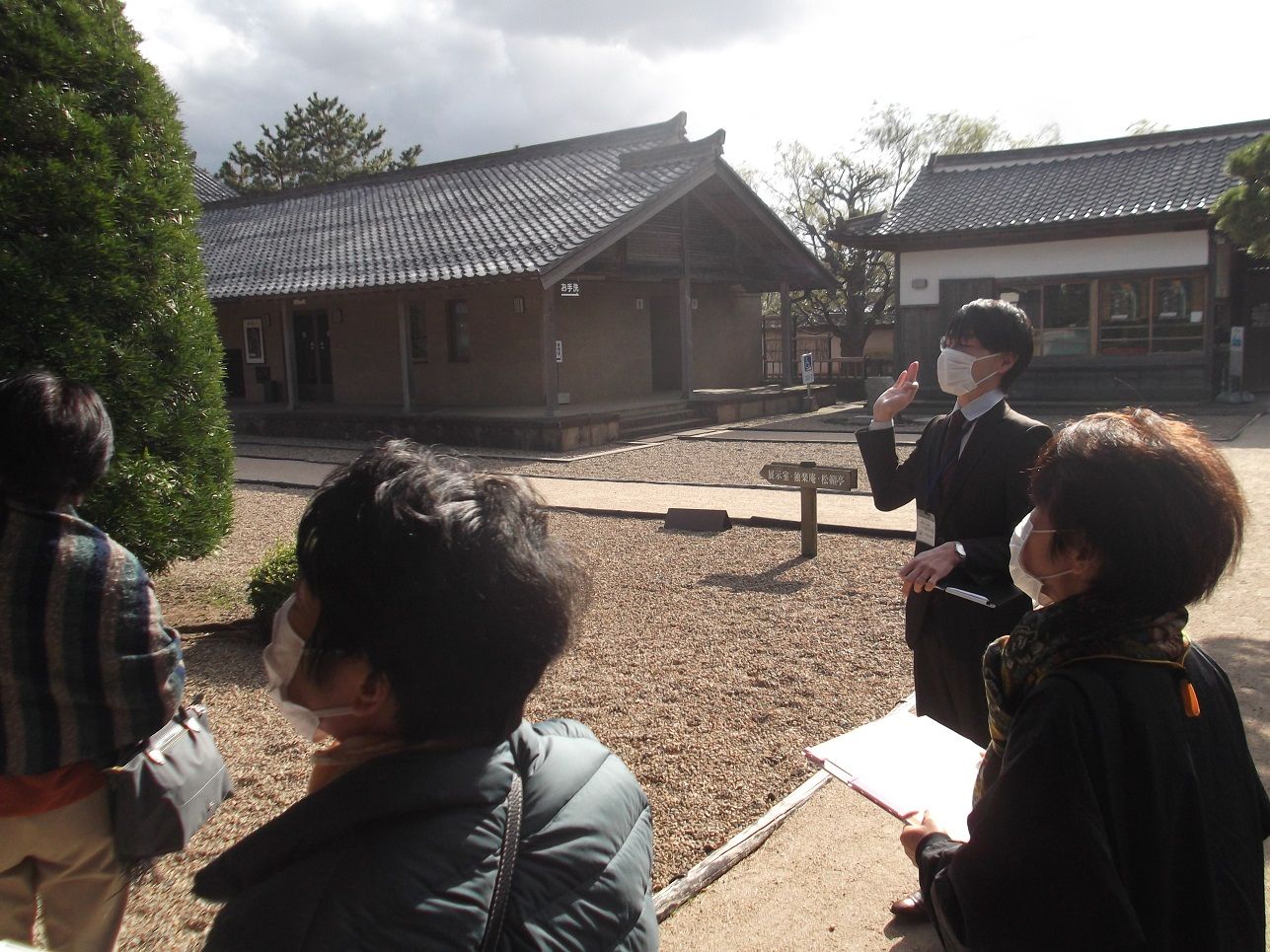 企画展について説明する藤原学芸員