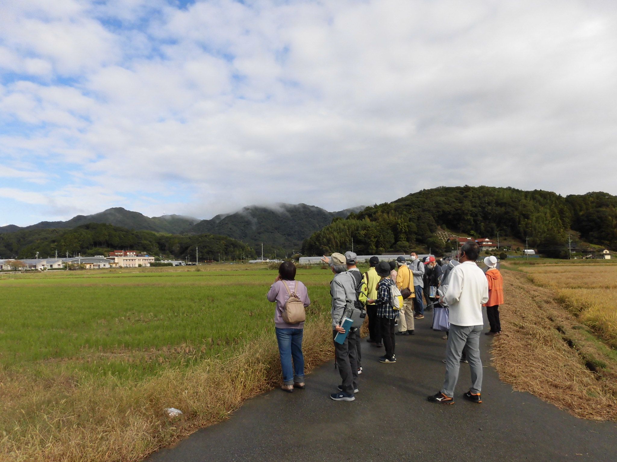 西田地区の景色を眺めながら歴史について聞く受講者の様子