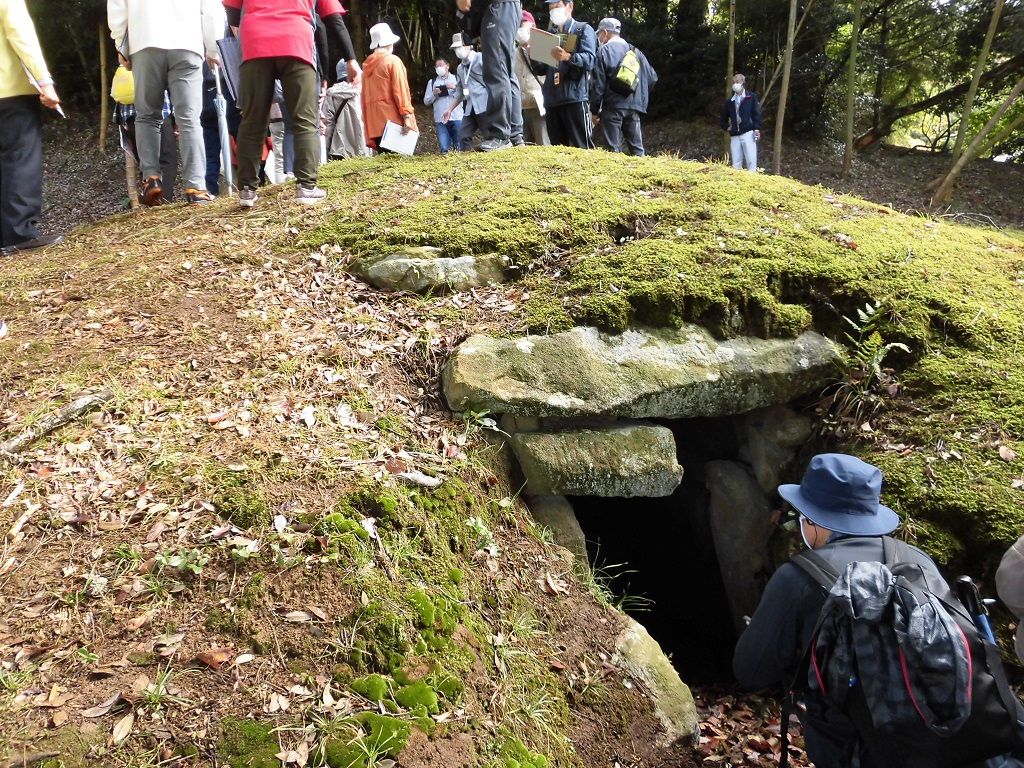 山根垣古墳の見学をする受講者の様子