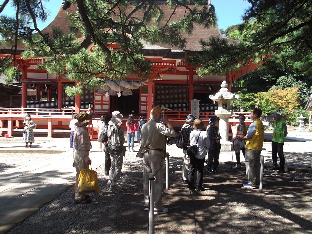 日御碕神社についての説明を受ける受講者